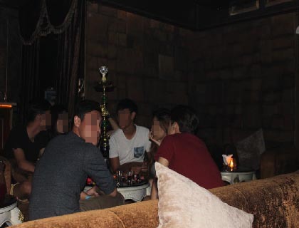 Quán cà phê hoạt động như quán bar, đầy ảnh... khiêu dâm