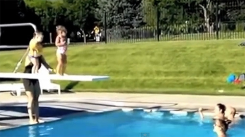 Cười đau bụng với 2 bé tập nhảy cầu bể bơi