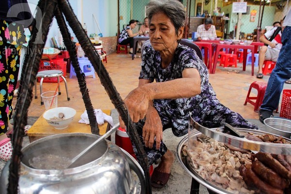 Cháo lòng đặc biệt nấu bằng thau hơn 80 năm tuổi ở Sài Gòn