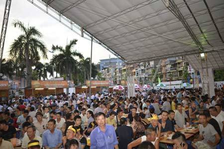 Đại tiệc bia Hà Nội chiêu đãi 5000 người Quảng Ninh