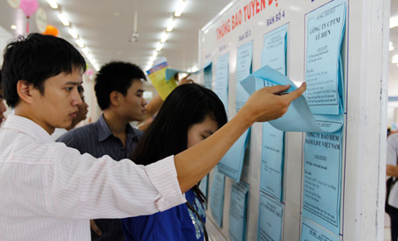Tréo ngoe tân cử nhân giấu bằng đi xin việc