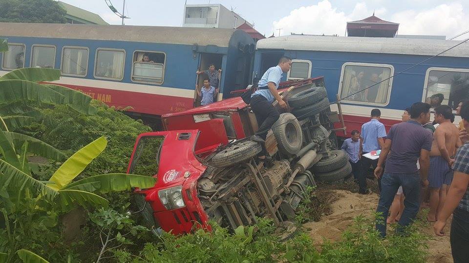 Hà Nội: Tàu hỏa húc bay ôtô, tài xế thoát chết thần kỳ