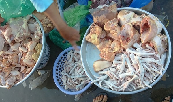 Chân gà hôi thối giá 30.000 đồng/kg tràn lan trên thị trường