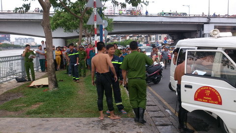 Sau màn vái lạy, người đàn ông nhảy kênh tự vẫn