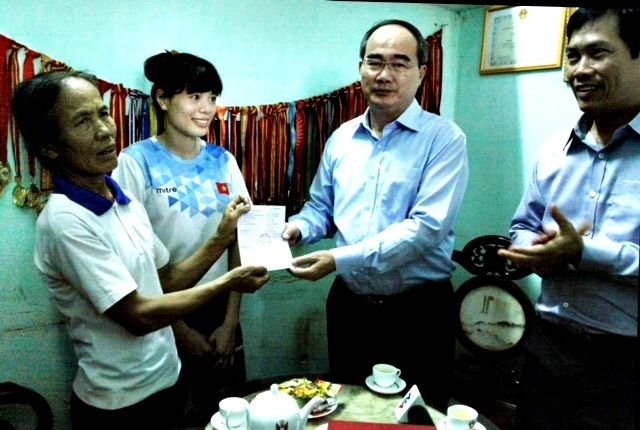 Chủ tịch MTTQ tặng sổ tiết kiệm 400 triệu cho VĐV Nguyễn Thị Huyền