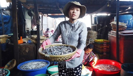 Người phụ nữ hấp mình trong lò cá