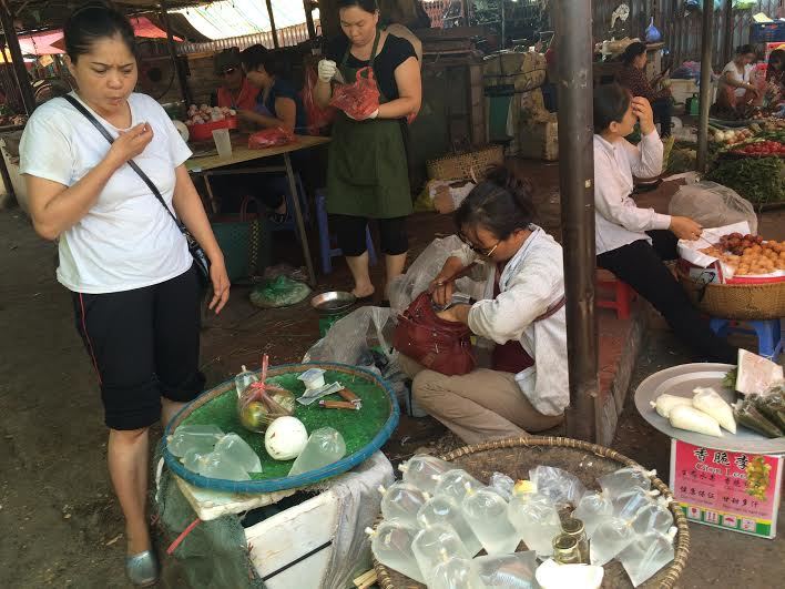 Tranh nhau mua nước dừa 20 ngàn/lít ở Hà Nội