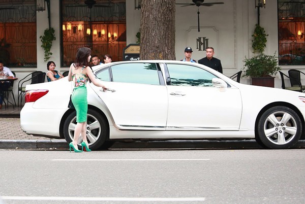 Bóc mẽ những 'phốt' dùng xe sang để đánh bóng tên tuổi của sao Việt