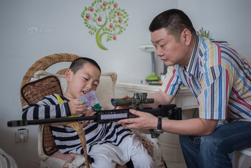 Bộ ảnh ý nghĩa về cuộc sống của bố đơn thân và cậu con trai bị bệnh