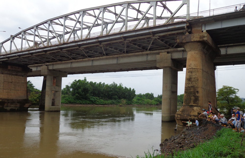 Nam thanh niên nhắn tin trăng trối rồi nhảy cầu tự vẫn