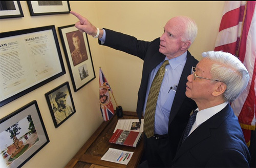 Tổng bí thư trong văn phòng ký ức của ông McCain