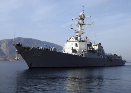 Tàu hàng Iran chiếu tia laser vào tàu chiến Mỹ