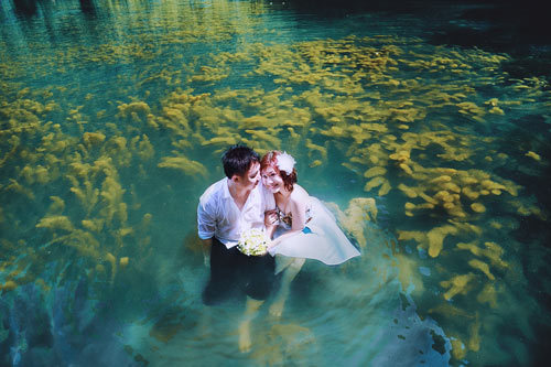 Ảnh cưới dưới nước ấn tượng của cặp đôi… không biết bơi