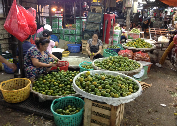 Chợ đêm Long Biên hớp hồn khách Tây