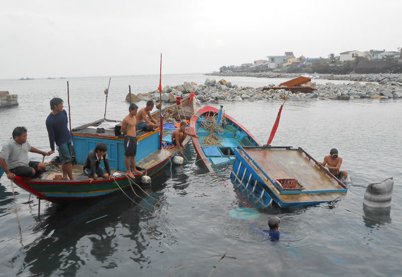 Sóng to nhấn chìm tàu cá, hàng chục ngư dân trôi dạt trên biển