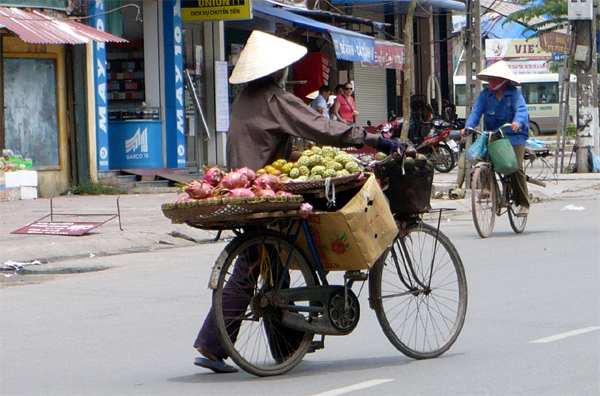 Dân bán hoa quả rong lo mất nguồn chợ Long Biên