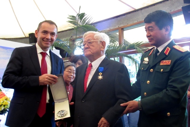 Pháp trao huân chương Quốc công cho Đại sứ Võ Văn Sung
