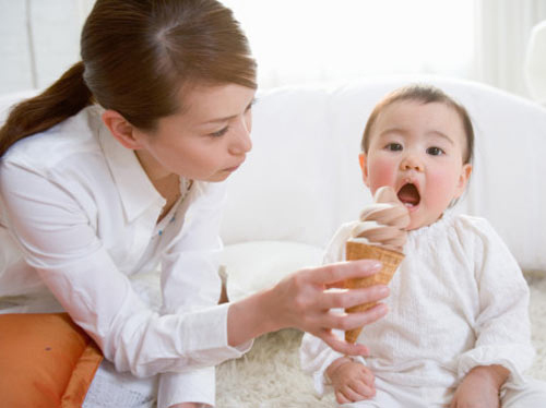 Hiểm họa bất ngờ khi cho trẻ ăn kem, uống nước lạnh