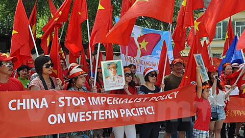 Người Việt tại Đức biểu tình phản đối TQ xây đảo trái phép