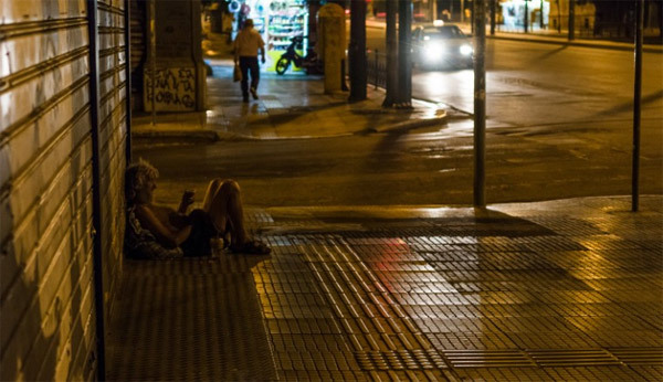 Dân Hy Lạp sống vạ vật trên đường vì khủng hoảng nợ