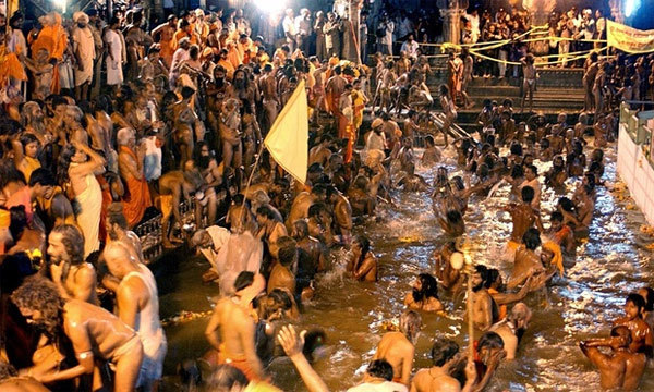 Giẫm đạp bên sông thiêng Ấn Độ, hàng chục người chết