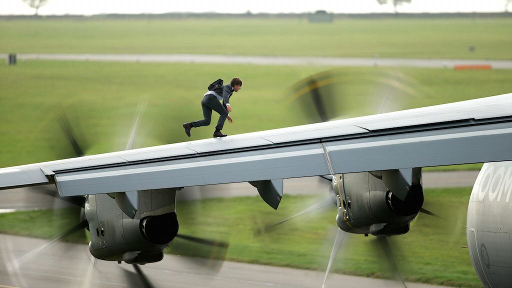 Tom Cruise sợ chết khiếp vì đu mình ngoài máy bay