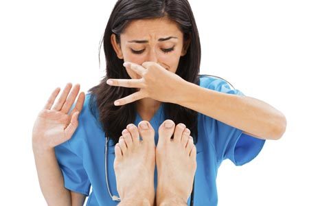 Giải mã hiện tượng chân bốc mùi hôi ngày nắng nóng