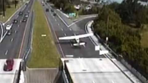 Xem máy bay hạ cánh khẩn cấp trên đường cao tốc