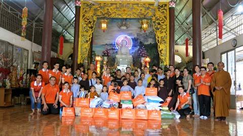 Lãnh sự Nam Phi tặng quà cho Trung tâm nhân đạo Huyền Trang