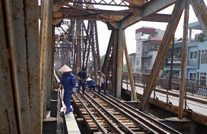 Xem công nhân sửa cầu Long Biên