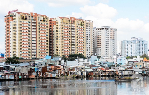Khu ổ chuột nghèo khó dưới chân cao ốc tráng lệ Sài Gòn