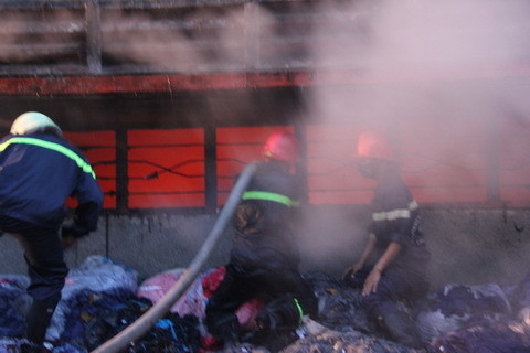 Hàng chục cảnh sát chữa cháy kho vải ở Sài Gòn