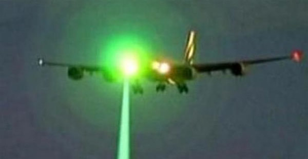 Hàng chục máy bay bị chĩa laser trên bầu trời Mỹ