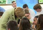 Thủ tướng Đức dỗ dành bé gái tị nạn