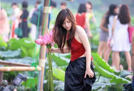 Dịch vụ ăn theo chụp ảnh sen Hồ Tây
