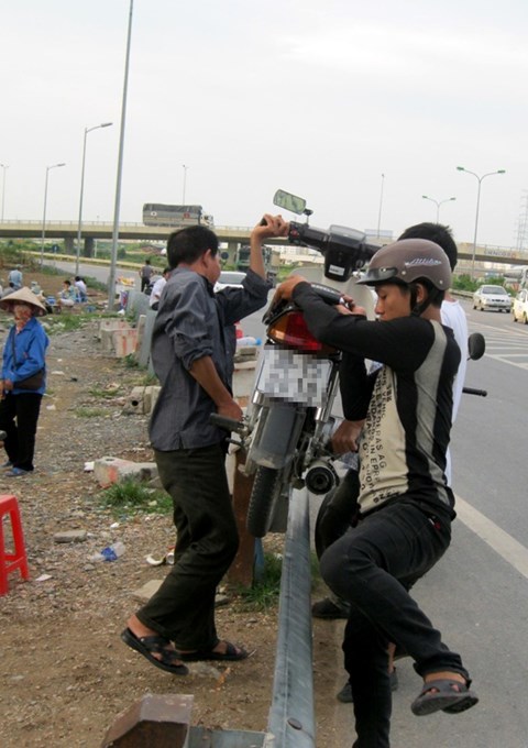 Kiếm bạc triệu mỗi ngày từ người vi phạm giao thông