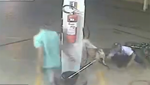 Tên cướp bỏ chạy vì bị phun xăng vào người