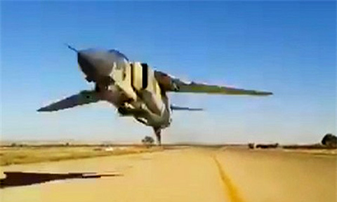 Máy bay chiến đấu lướt sát đầu người