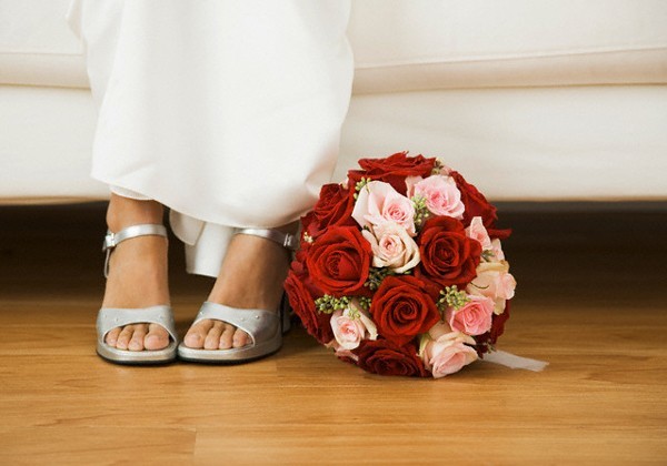 Chết sững khi vợ cũ của chồng cũng mặc váy cưới tiến vào hôn trường