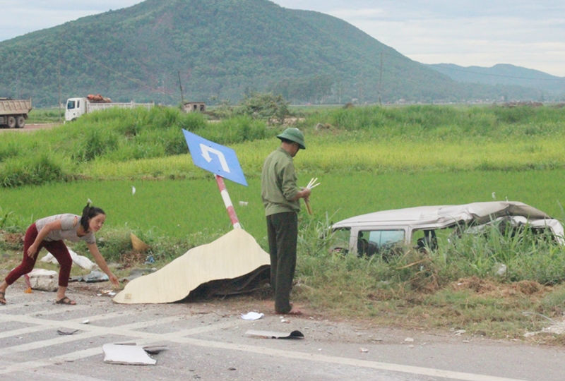 Xe tải đâm xe khách rơi xuống ruộng, 5 người thương vong