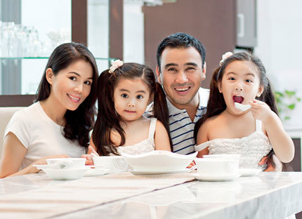 Thân thế giàu có của vợ MC Quyền Linh
