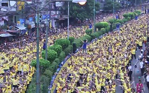 Xem hơn vạn người cùng nhảy Zumba trên phố