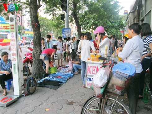 Sao chỉ truy đuổi dân nghèo bán rong thấp cổ bé họng?