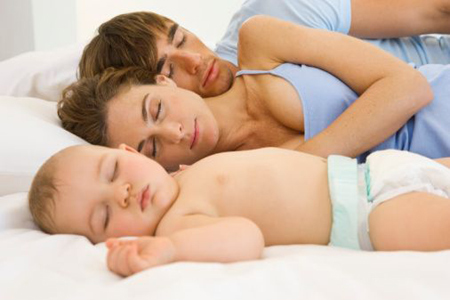 Ngủ cùng con: Vợ chồng hạnh phúc hơn?