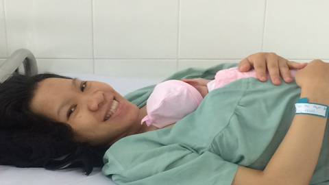 Hàng loạt bé sơ sinh được hưởng “cái ôm đầu tiên của mẹ”