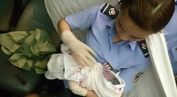 Xúc động với hình ảnh người mẹ sinh con trên chuyến tàu Sài Gòn ra Hà Nội