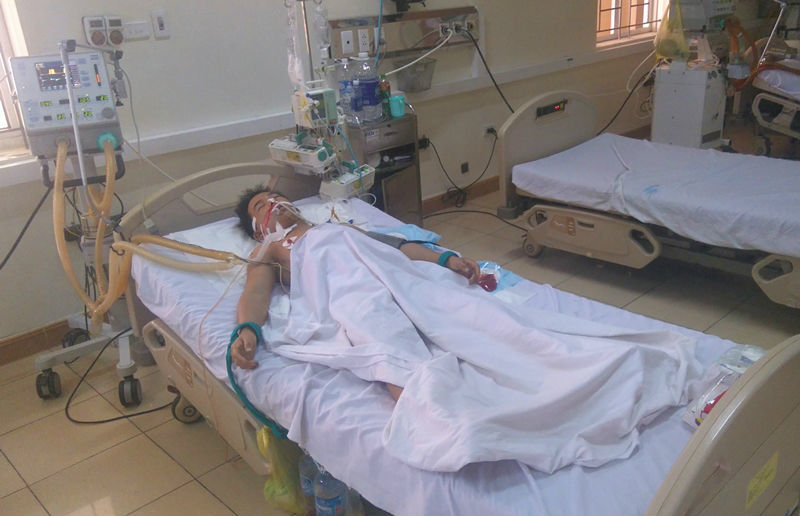 Hai cha con nguy kịch vì bị nhóm côn đồ đâm chém