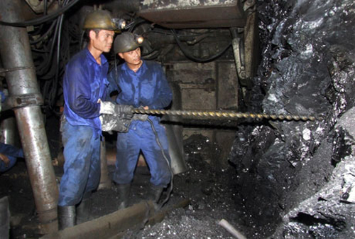 Tụt nóc lò ở mỏ than Vàng Danh: Chưa tiếp cận 2 công nhân bị mắc kẹt