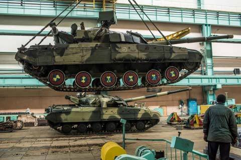 Bên trong xưởng hồi sinh xe tăng ở Ukraina