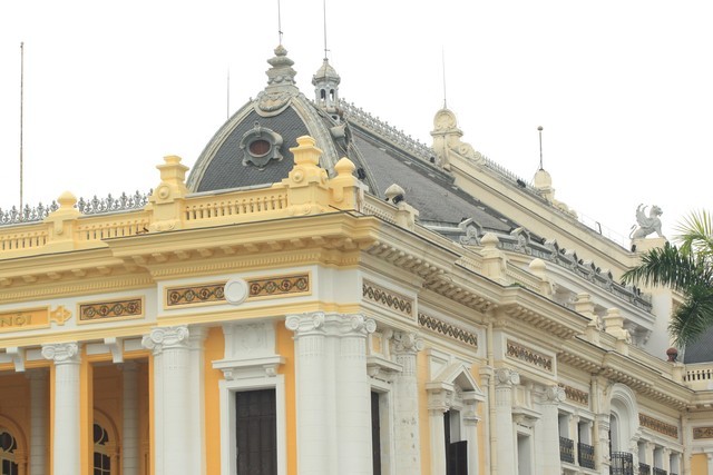 Tranh cãi về màu sơn mới Nhà hát lớn Hà Nội: Lỗi là do Hoa hậu Thu Thủy?